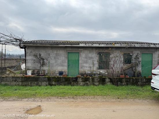 SE VENDE CASA DE APEROS DE BLOQUE DE 40M2 CON UNA FINCA DE 2300 M2. - LEON