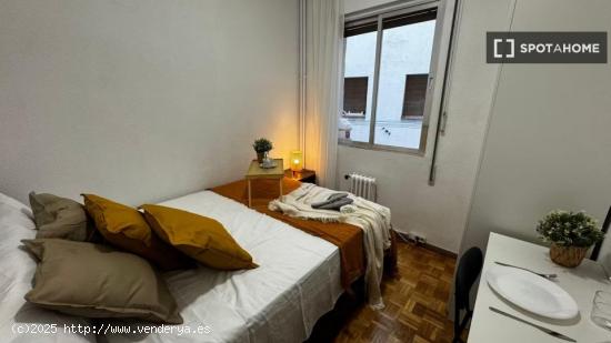 Se alquila habitación en precioso piso en Madrid - MADRID