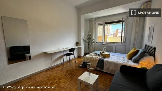 Se alquila habitación en precioso piso en Madrid - MADRID