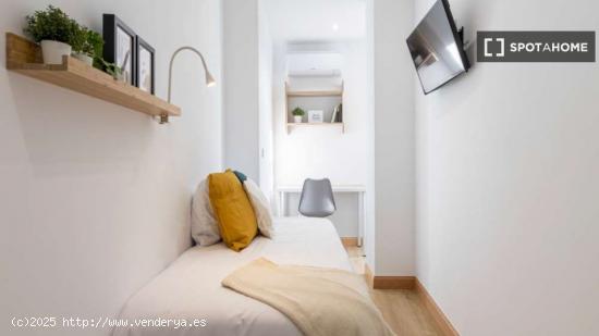 Habitación individual soleada con baño privado y con terraza - MADRID