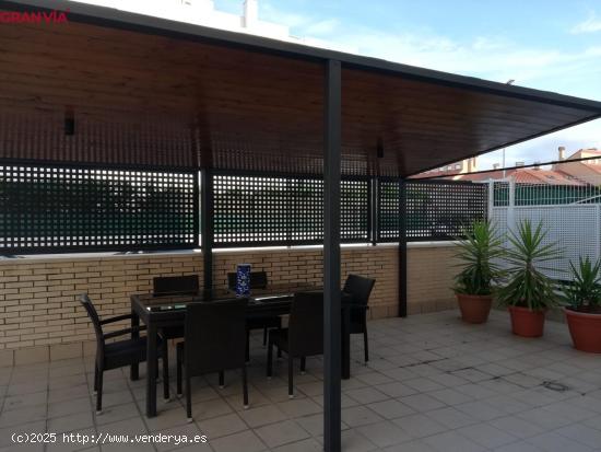 Apartamento con gran terraza a la venta en urbanización con piscina en  Lardero - LA RIOJA