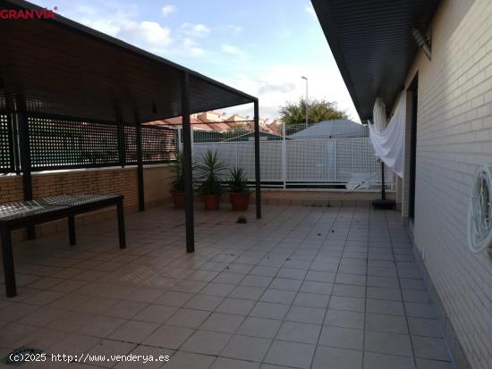 Apartamento con gran terraza a la venta en urbanización con piscina en  Lardero - LA RIOJA