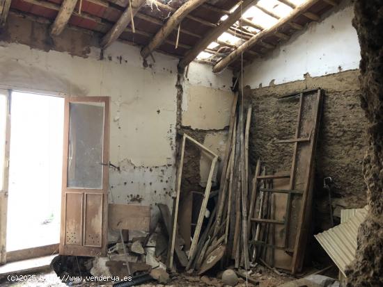 CASABANCO VENDE  CASA EN RUINAS EN AZUAGA, - BADAJOZ