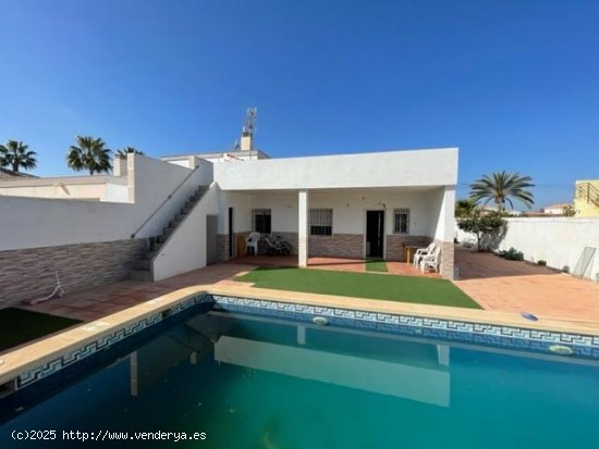 Chalet en venta en Torrevieja (Alicante)