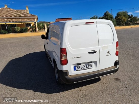 Peugeot Partner 1.6 HDI 100 CV FURGON. de 2021 con 169.000 Km por 10.800 EUR. en Murcia