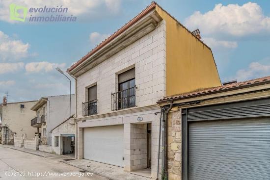 En Quintanilla Vivar, Burgos - Adosado de tres plantas a la venta con patio - BURGOS