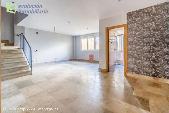 En Quintanilla Vivar, Burgos - Adosado de tres plantas a la venta con patio - BURGOS