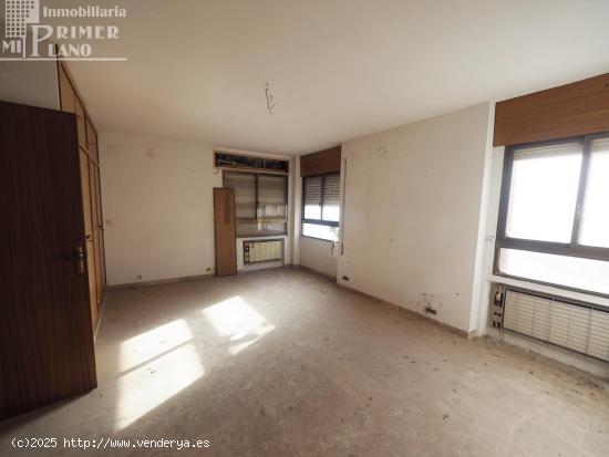 *¡OFERTA! Piso de 6 dormitorios, 4 baños y cochera cerrada junto al paseo Ramon Ugena* - CIUDAD RE