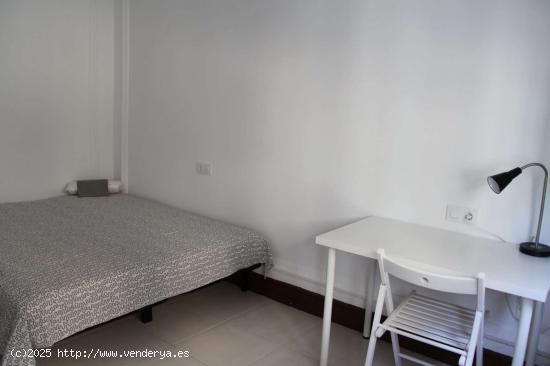  Habitación luminosa en alquiler en el apartamento de 6 dormitorios en El Born - BARCELONA 