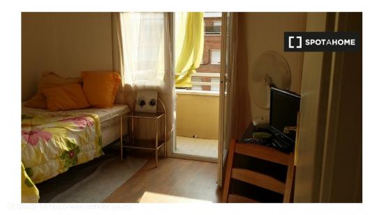 Se alquila habitación en el apartamento de 6 dormitorios en Les Corts. - BARCELONA