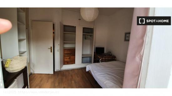 Se alquila habitación en el apartamento de 6 dormitorios en Les Corts. - BARCELONA