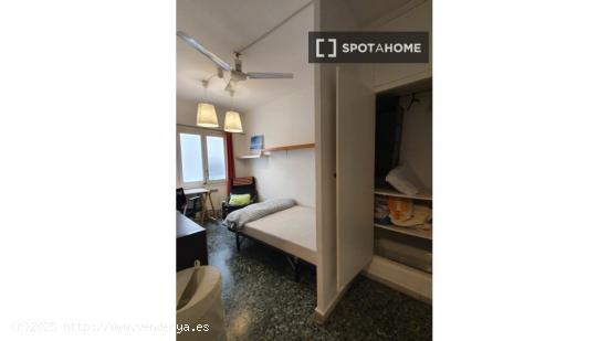 Se alquila habitación en el apartamento de 6 dormitorios en Les Corts. - BARCELONA