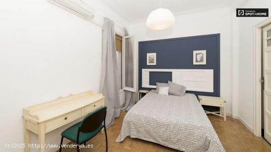  Amplia habitación con parejas permitidas en apartamento de 5 dormitorios, Salamanca - MADRID 