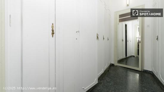 Amplia habitación con parejas permitidas en apartamento de 5 dormitorios, Salamanca - MADRID