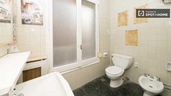 Amplia habitación con parejas permitidas en apartamento de 5 dormitorios, Salamanca - MADRID