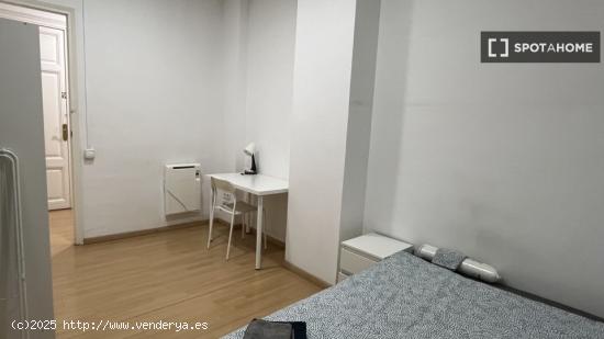 Habitación en piso compartido en barcelona. - BARCELONA