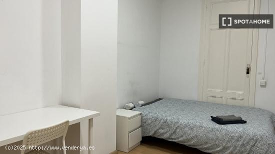 Habitación en piso compartido en barcelona. - BARCELONA