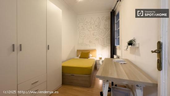 Se alquila habitación en piso de 7 habitaciones en Barcelona - BARCELONA