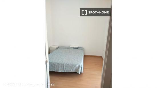 Habitación en piso compartido en barcelona. - BARCELONA