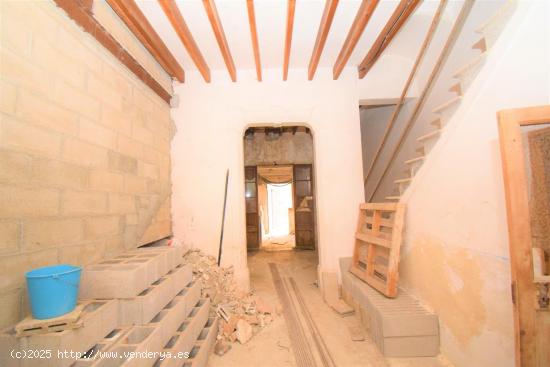 Casa de pueblo con garaje  para reformar con muchas posibilidades en Muro - BALEARES