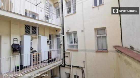 Relajante habitación con armario independiente en un apartamento de 8 habitaciones, Moncloa - MADRI