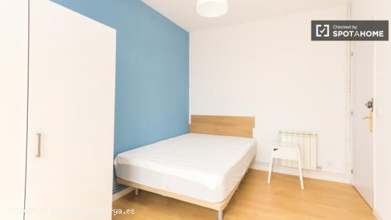 Habitación amueblada con armario independiente en el piso compartido, Latina - MADRID