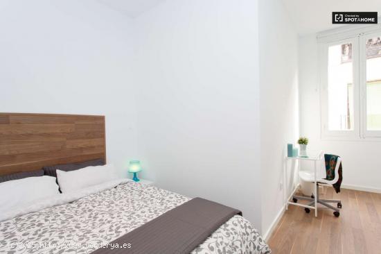  Habitación amueblada con escritorio en un apartamento de 9 dormitorios, Lavapiés - MADRID 