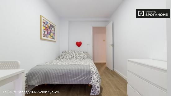 Habitación moderna en un apartamento de 5 dormitorios en L'Eixample - VALENCIA