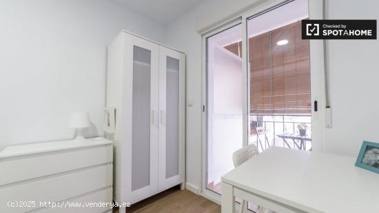 Habitación moderna en un apartamento de 5 dormitorios en L'Eixample - VALENCIA