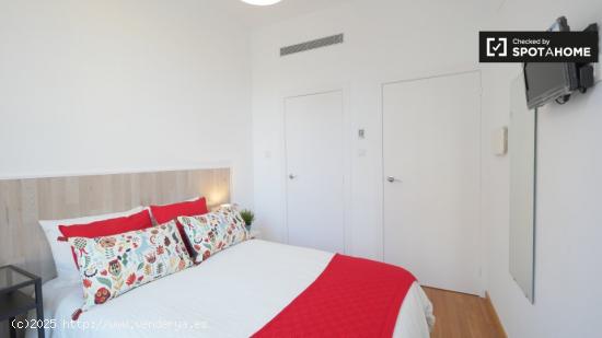 Moderna habitación en alquiler en apartamento de 6 dormitorios en Eixample Dreta - BARCELONA