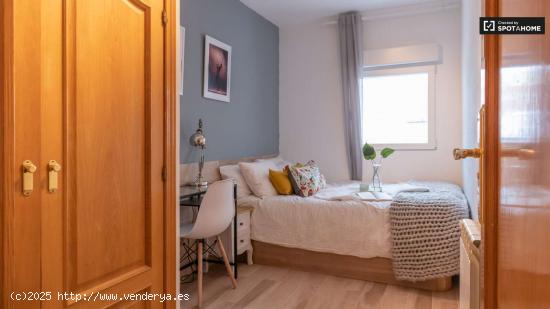  Se alquila habitación en piso de 4 dormitorios en Madrid - MADRID 