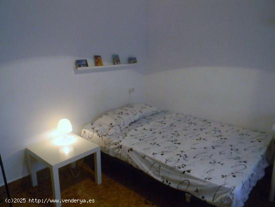  Habitación amueblada con estantería en un apartamento de 6 dormitorios, Ciutat Vella - VALENCIA 