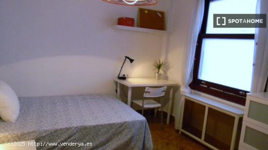 Habitación amueblada con estantería en un apartamento de 6 dormitorios, Ciutat Vella - VALENCIA