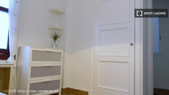 Habitación amueblada con estantería en un apartamento de 6 dormitorios, Ciutat Vella - VALENCIA