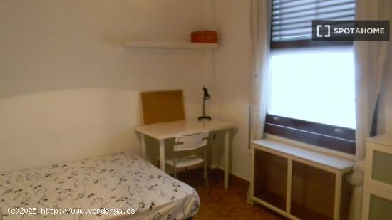 Habitación amueblada con estantería en un apartamento de 6 dormitorios, Ciutat Vella - VALENCIA