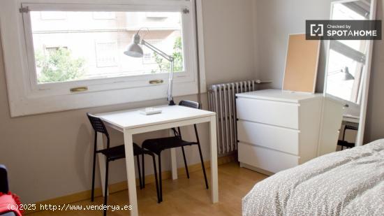 Habitación luminosa con ventana con vistas a la calle en el piso compartido, Extramurs - VALENCIA