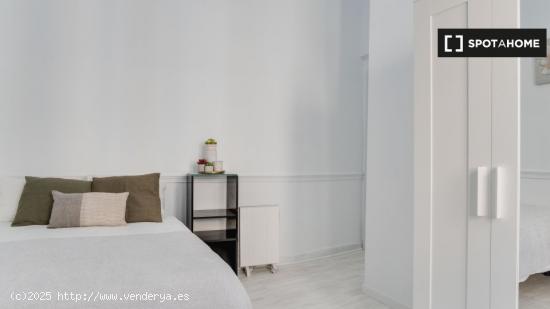 ¡Habitaciones en alquiler en un apartamento de 5 habitaciones en Madrid! - MADRID