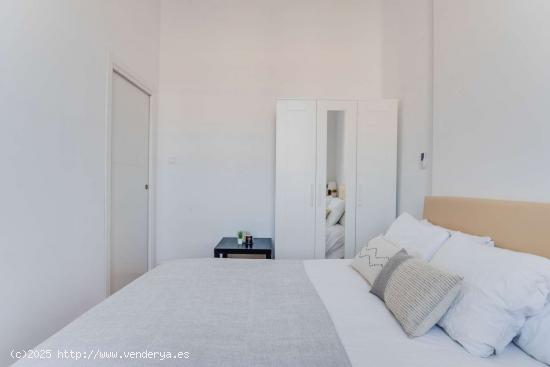  ¡Habitaciones en alquiler en un apartamento de 5 habitaciones en Madrid! - MADRID 