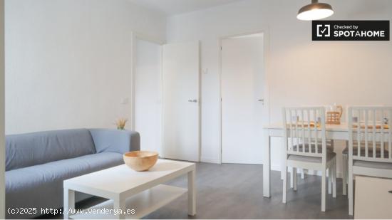 Se alquila habitación en piso de 4 dormitorios en Madrid - MADRID