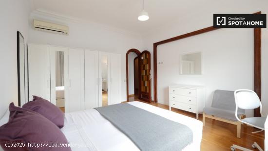 Se alquila habitación luminosa en apartamento de 7 dormitorios en L'Esquerra de l'Eixample - BARCEL