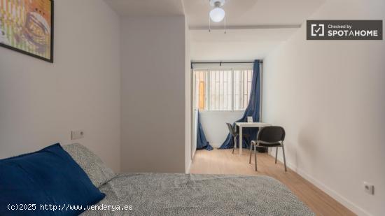 ¡Se alquilan habitaciones en un apartamento de 5 habitaciones en Valencia! - VALENCIA