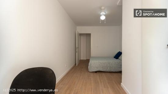 ¡Se alquilan habitaciones en un apartamento de 5 habitaciones en Valencia! - VALENCIA