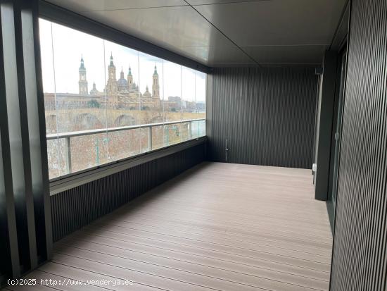 Exclusivo piso con terraza y espectaculares vistas al Pilar en una urbanización de lujo - ZARAGOZA