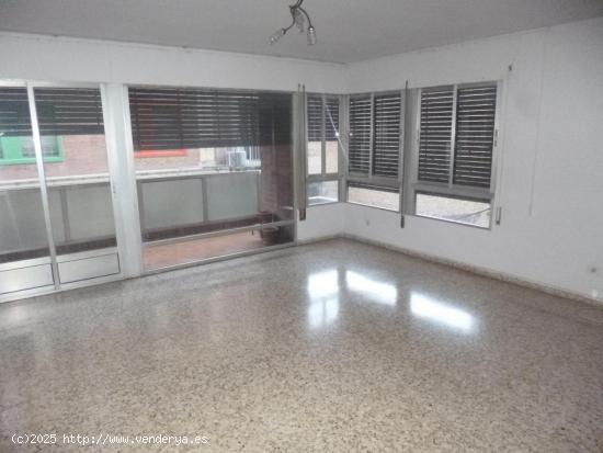  Piso céntrico en alquiler sin muebles, patio interior, terraza, buena orientación. - TARRAGONA 