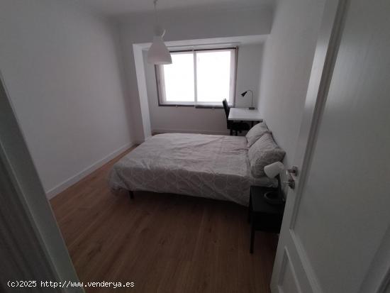 Se alquila habitación en piso en calle Galiano, Ferrol - A CORUÑA