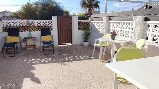  ADOSADO DE 2 DORMITORIOS CON AMPLIA TERRAZA - ZONA TORRETAS, TORREVIEJA - - ALICANTE 