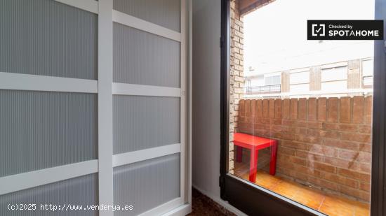 Elegante habitación con ventana con vista a la calle en un apartamento de 5 dormitorios en La Saïd