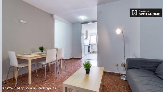 Elegante habitación con ventana con vista a la calle en un apartamento de 5 dormitorios en La Saïd