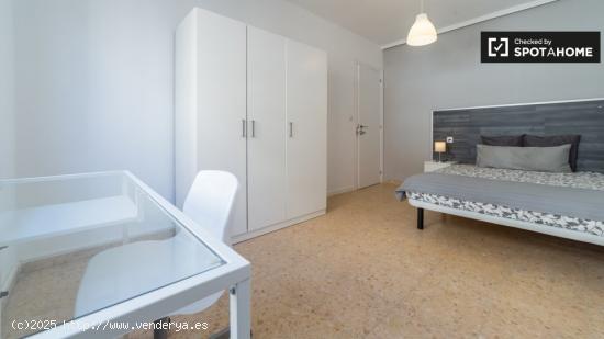 Habitación decorada con armario independiente en un apartamento de 6 dormitorios, Benimaclet - VALE