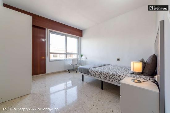  Habitación ordenada en un apartamento de 5 dormitorios en Camins al Grau - VALENCIA 